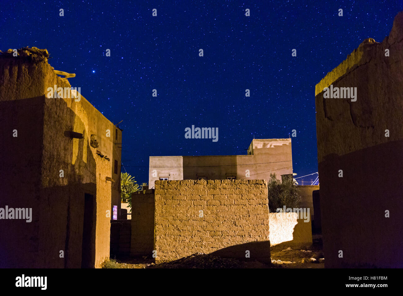 Il Marocco,Tinejdad,Todra valle,Ksar El Khorbat, notte stellata, un Ksar è un villaggio circondato da mura, fatta di suolo, Foto Stock