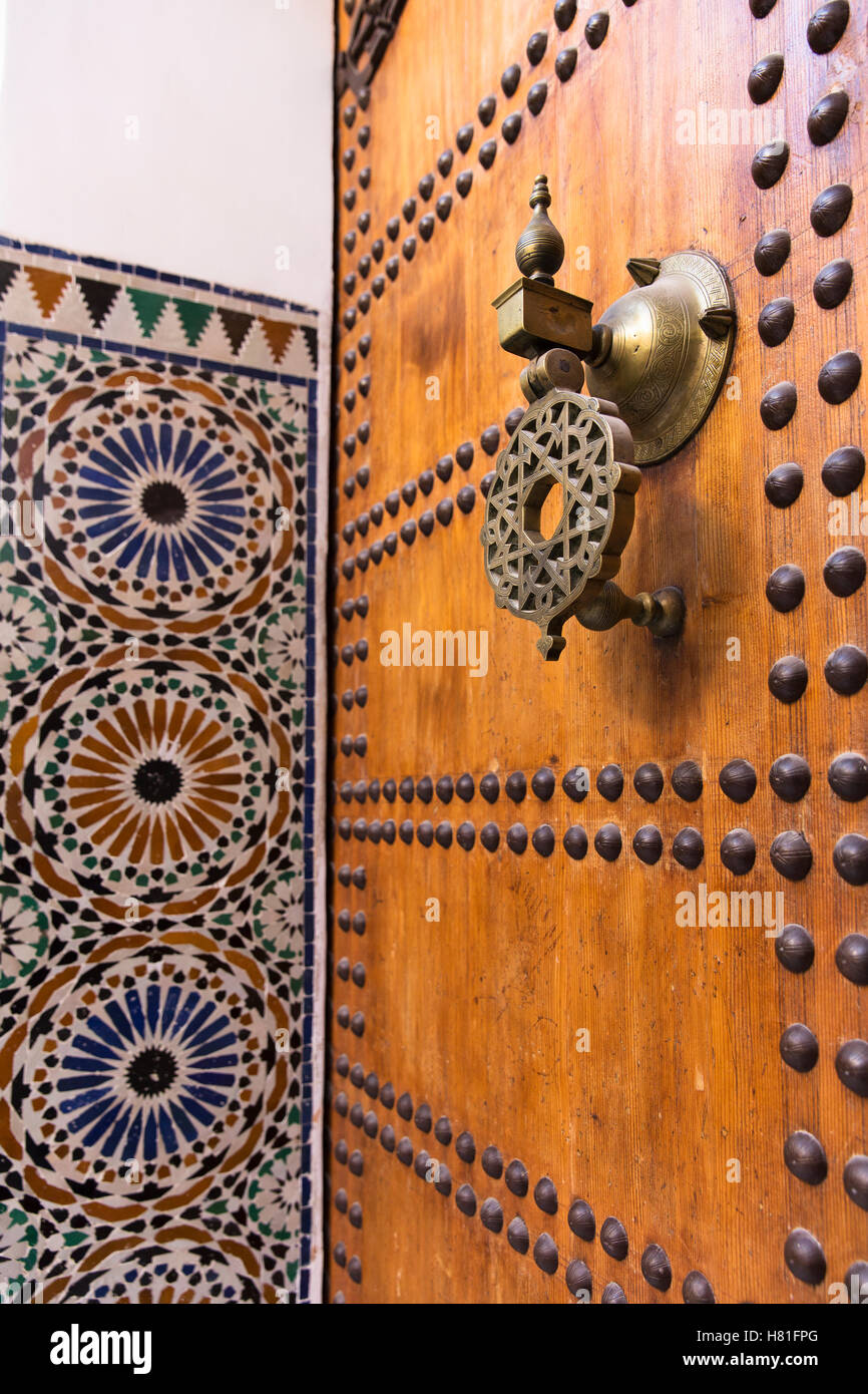 Il Marocco,Marrakech,porta in ottone respingente e piastrelle Foto Stock