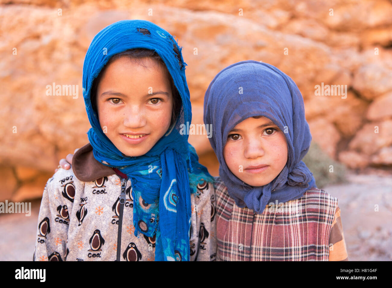Il Marocco,Todra Gorge, ritratto di due bambini nomadi Foto Stock