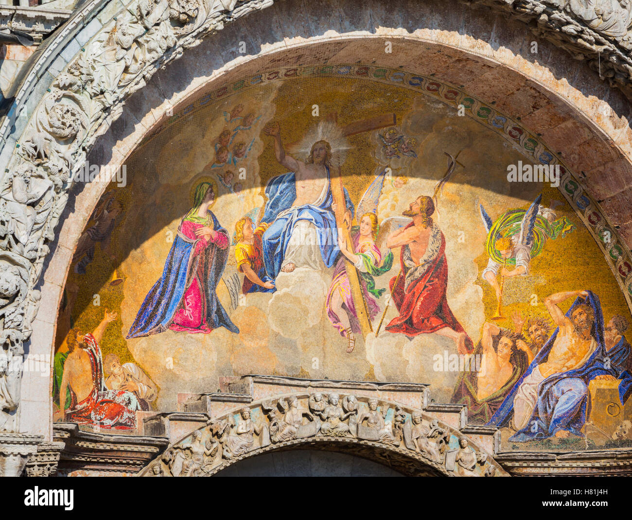 Venezia, Provincia di Venezia, regione Veneto, Italia. Il giudizio ultimo mosaico sopra l'ingresso principale della Basilica di San Marco. Foto Stock