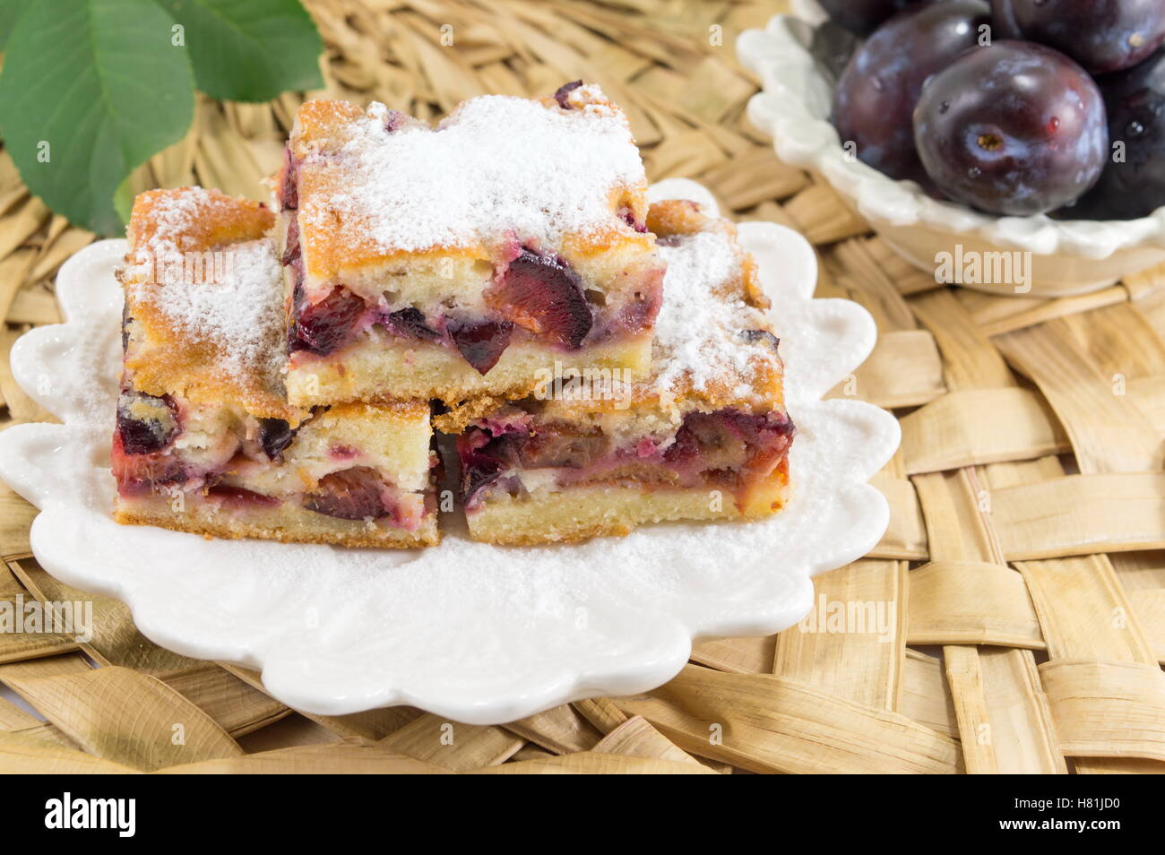 Prugna frutto dolce fette di torta su una piastra Foto Stock
