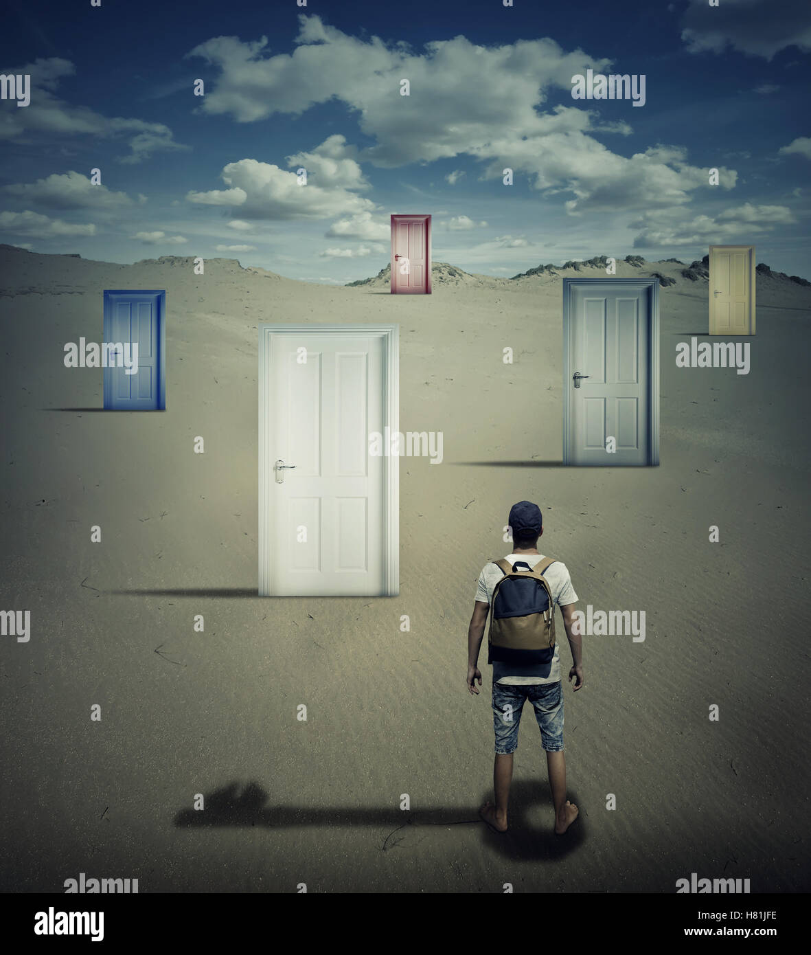 Immagine concettuale con una persona in piedi di fronte a diverse porte chiuse, la caduta di una chiave shadow, a scelta di cui uno per aprire. Foto Stock