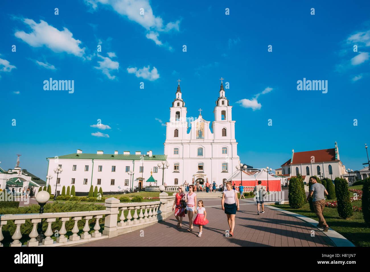 Minsk, Bielorussia. 4 Multi-Age delle donne, camminando sulla zona pedonale contro lo sfondo della cattedrale dello Spirito Santo, Temp principale Foto Stock