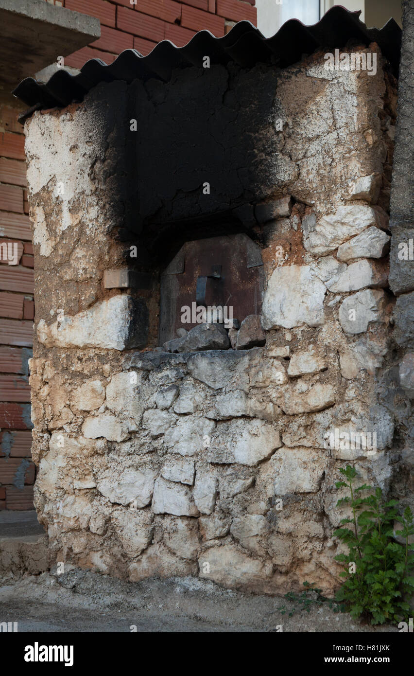 Il vecchio tradizionale pietra naturale forno a legna Foto stock - Alamy