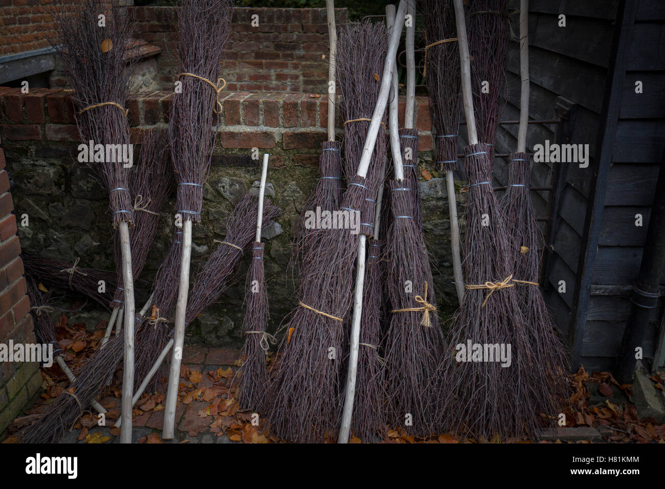 Una linea di fatto a mano besom scope. Foto Stock