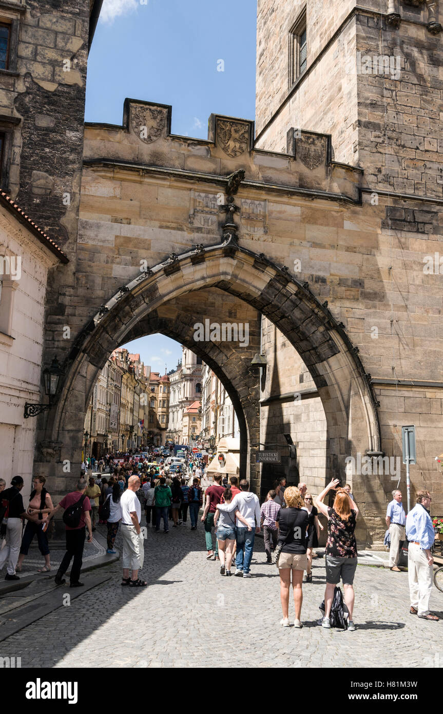 L'arco principale del piccolo quartiere le torri del ponte sul Ponte Carlo, che conduce al quartiere del Castello di Praga, Repubblica Ceca Repub Foto Stock