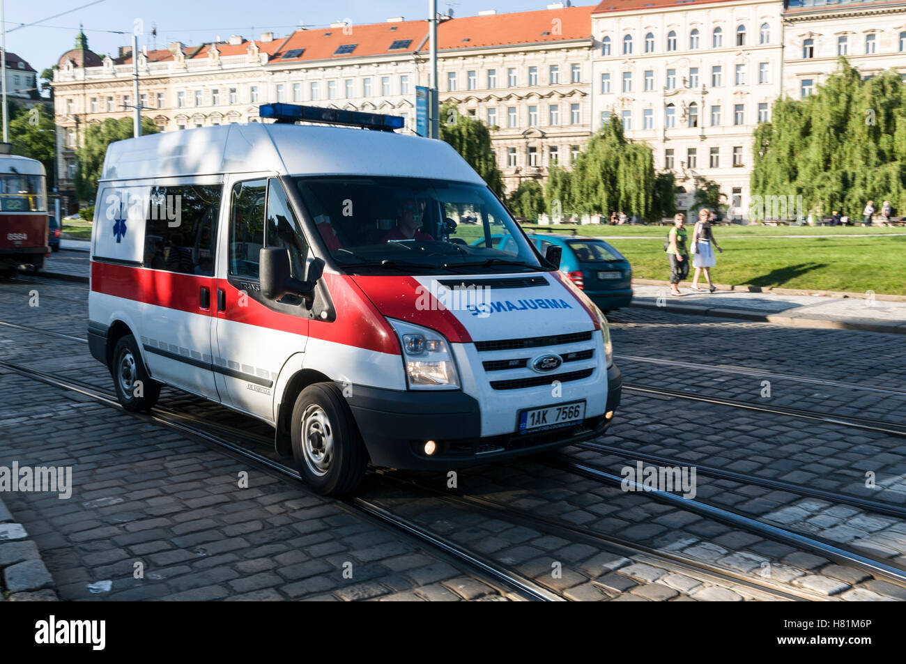 Un ambulanza di Praga su una chiamata di emergenza in Repubblica Ceca Foto Stock