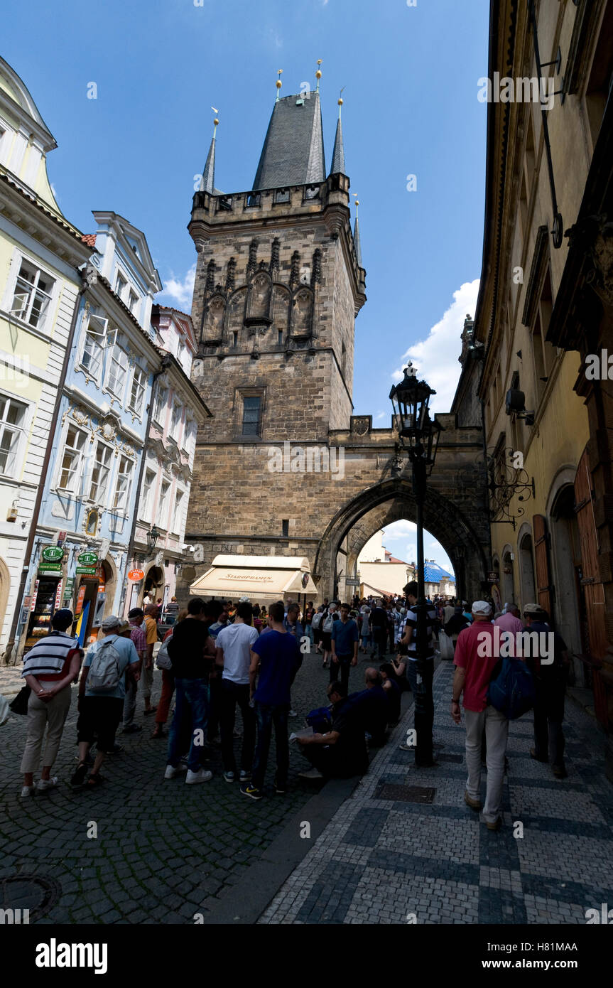Una strada popolare tra i turisti è Mostecka strada verso il piccolo quartiere Bridge Towers e Charles Bridge nel castello distr Foto Stock