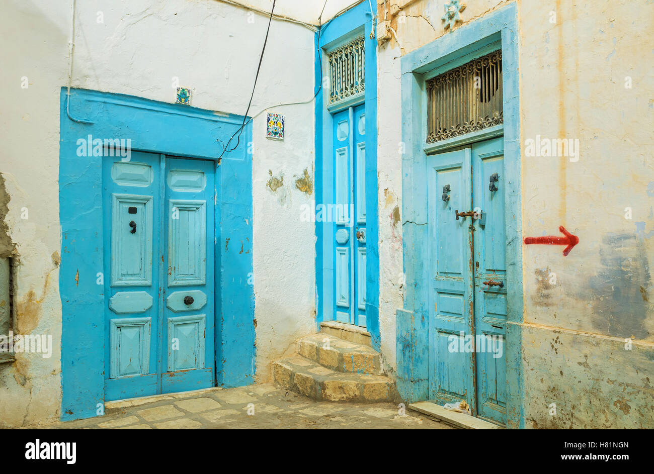 Le porte delle case sono state costruite caotico, Sousse, Tunisia. Foto Stock