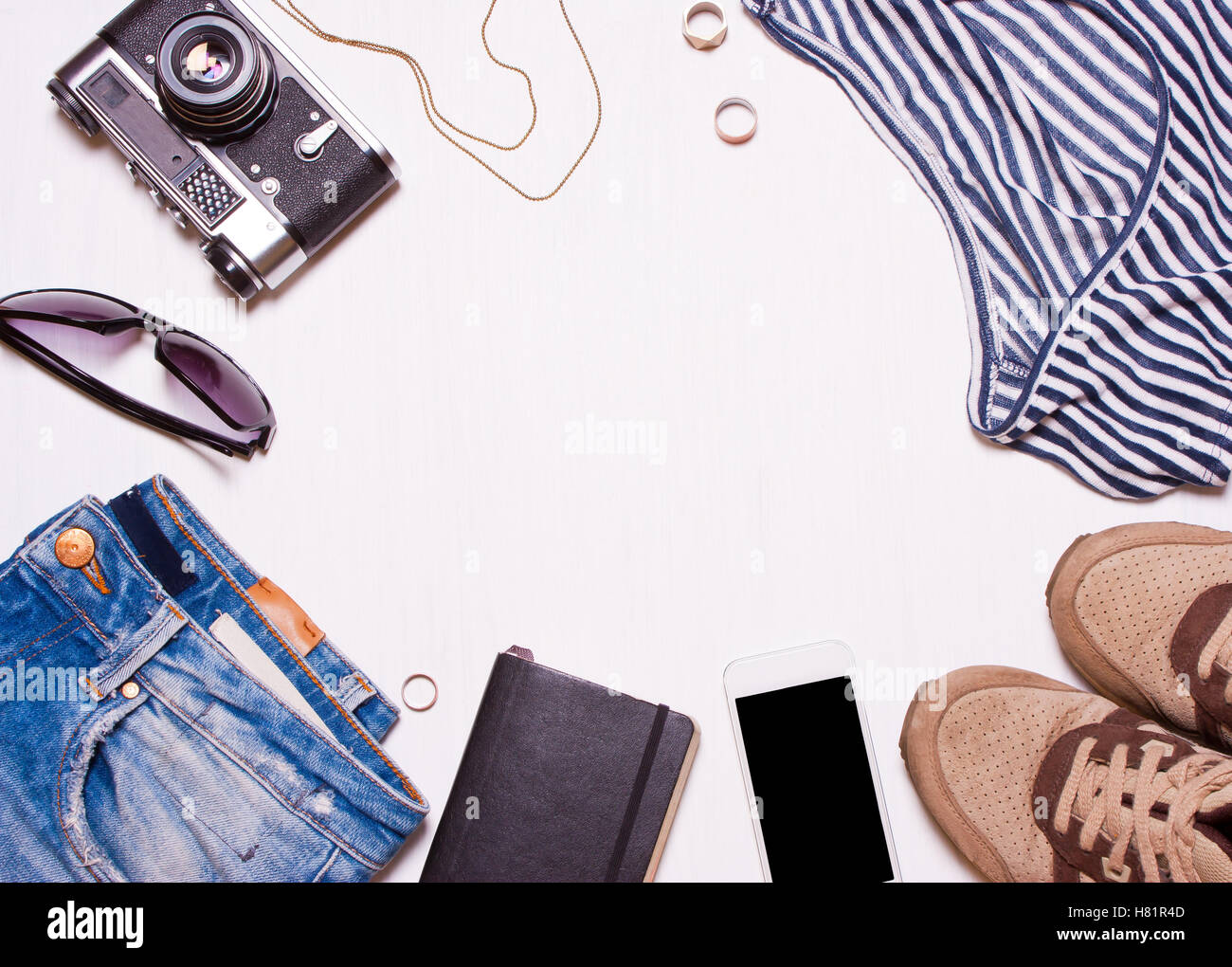Collage di donna, uomo accessori abbigliamento.jeans, t-shirt, occhiali da sole, vintage fotocamera, telefono, sneakers su un bianco Foto Stock