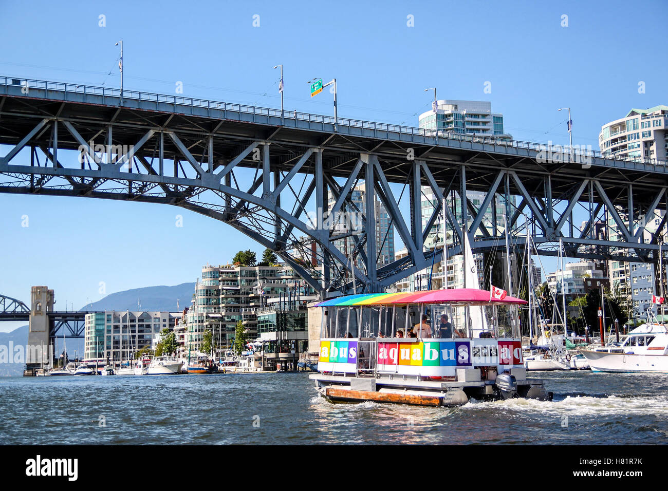 Vancouver, Canada - 26 Luglio 2010: un traghetto Aquabus si avvicina a Granville Island ponte su False Creek nel centro cittadino di Vancouver. Il Foto Stock