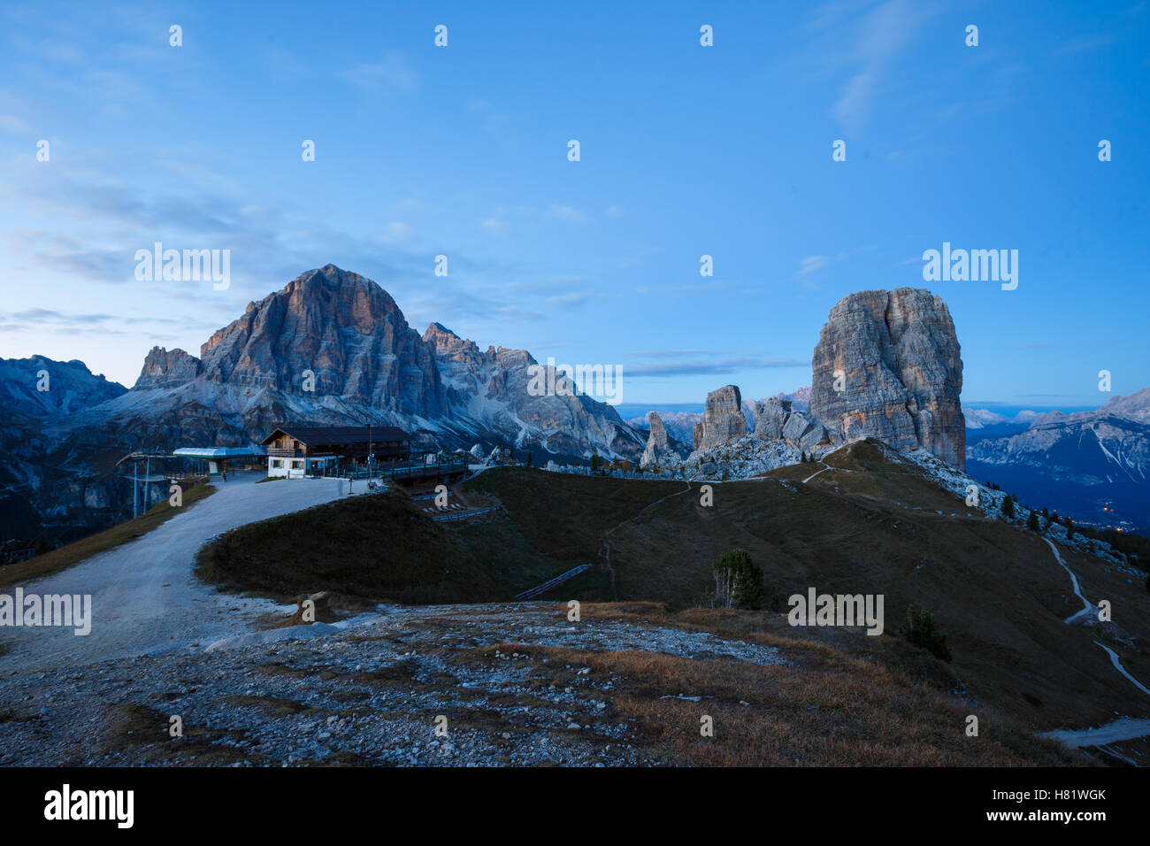 Le Cinque Torri formazione di roccia sotto il sole di sera, Alpi Dolomitiche, Italia Foto Stock