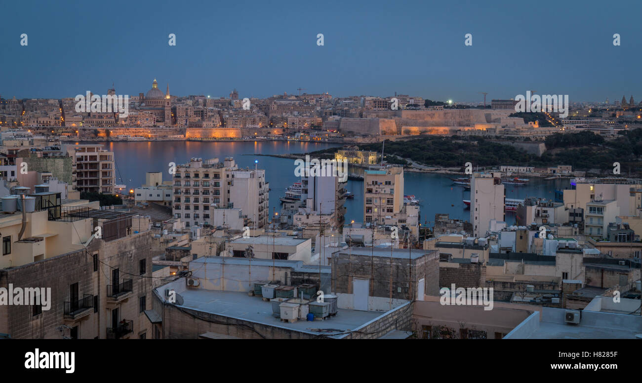 Crepuscolo cadere sulla città in Malta e di ingresso Foto Stock