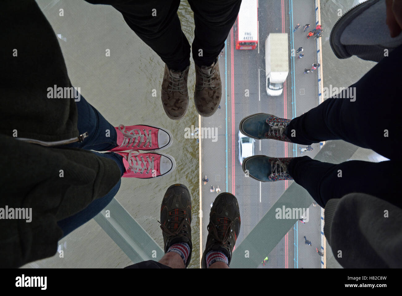 In piedi sul pavimento di vetro su London Tower Bridge Foto Stock
