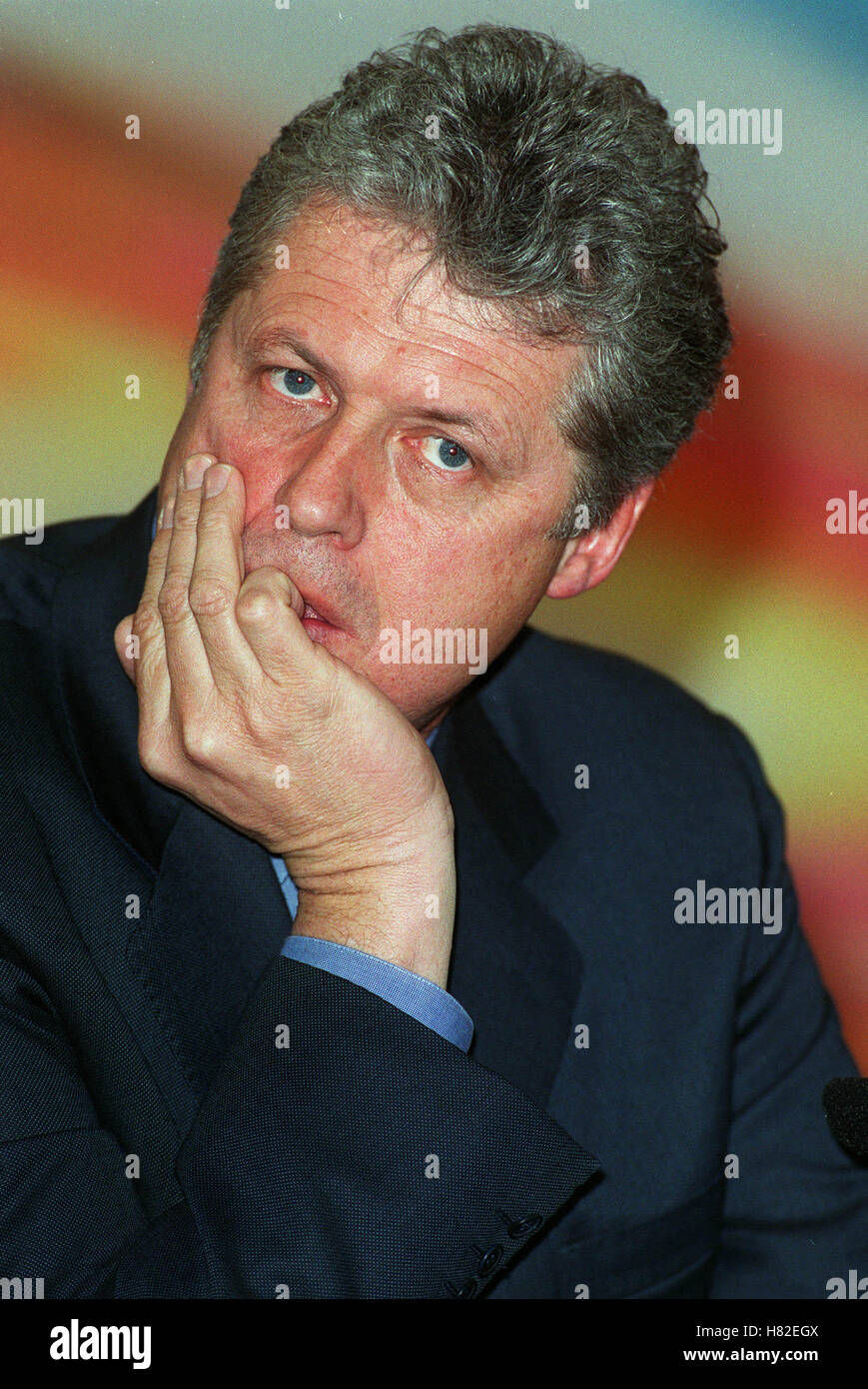 ROGER DONALDSON IL FESTIVAL DEL CINEMA DI BERLINO 2001 POTSDAMER PLATZ BERLINO GERMANIA 13 Febbraio 2001 Foto Stock