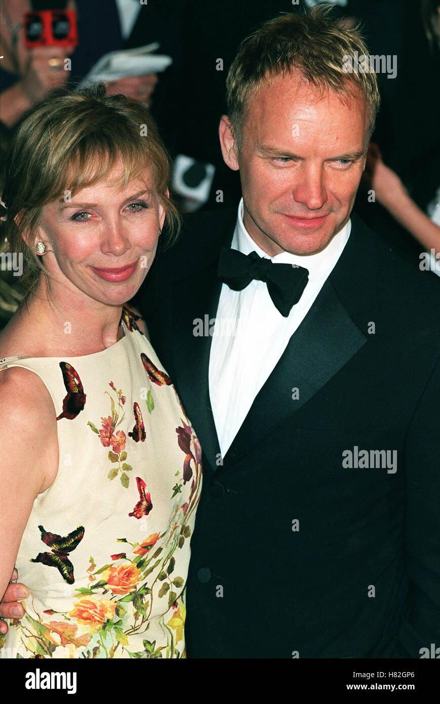 STING & TRUDIE STYLER VANITY FAIR OSCAR PARTY 2001 di Michele Beverley Hills LA USA 25 Marzo 2001 Foto Stock