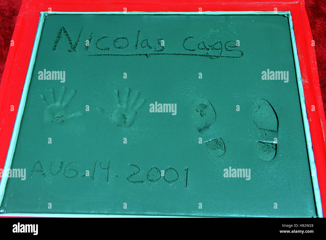 NICOLAS CAGE STAMPE NICOLAS CAGE HAND & FOOTPRINT HOLLYWOOD LOS ANGELES STATI UNITI D'AMERICA 14 Agosto 2001 Foto Stock