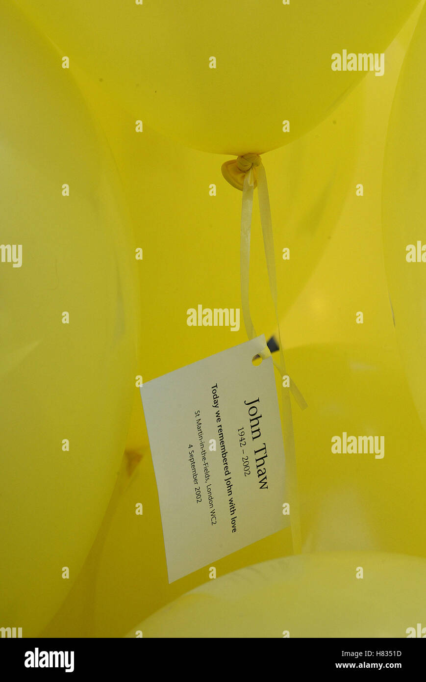 MEMORIAL PALLONCINI JOHN THAW memoriale di servizio ST MARTINS NEL CAMPO Londra Inghilterra 04 Settembre 2002 Foto Stock