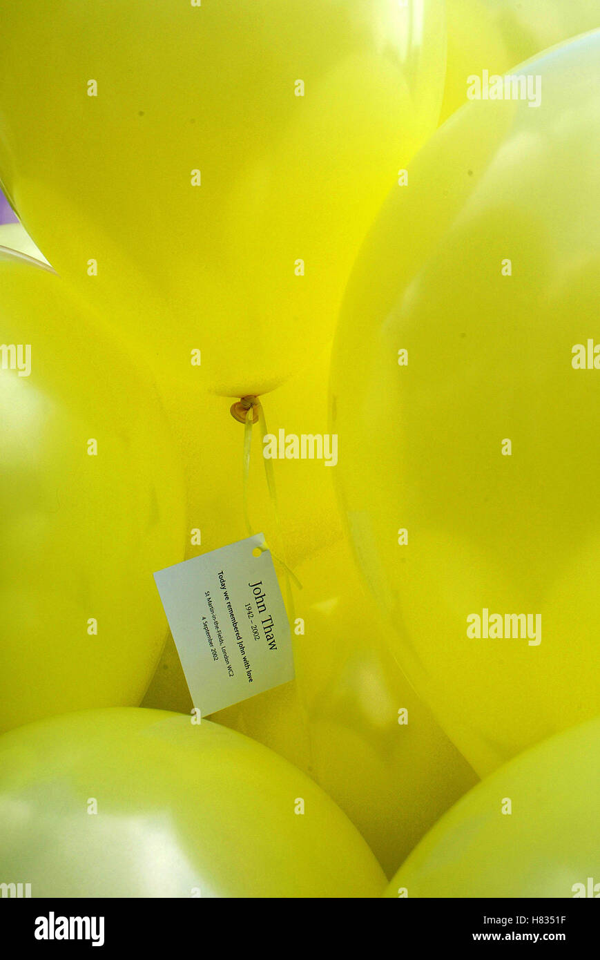 MEMORIAL PALLONCINI JOHN THAW memoriale di servizio ST MARTINS NEL CAMPO Londra Inghilterra 04 Settembre 2002 Foto Stock