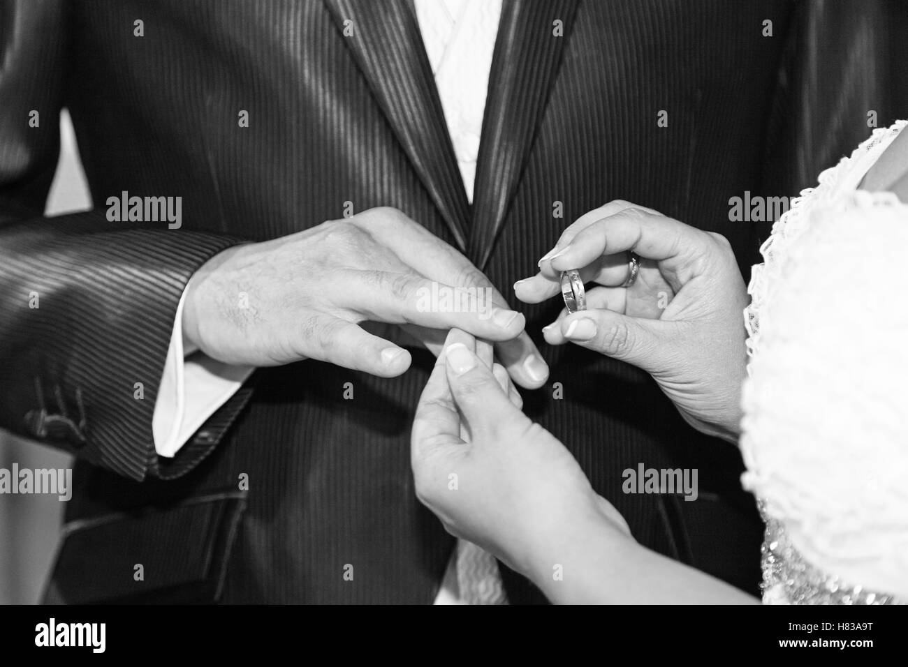 Oro anelli di nozze celebrazione, di amore e di coppia Foto Stock