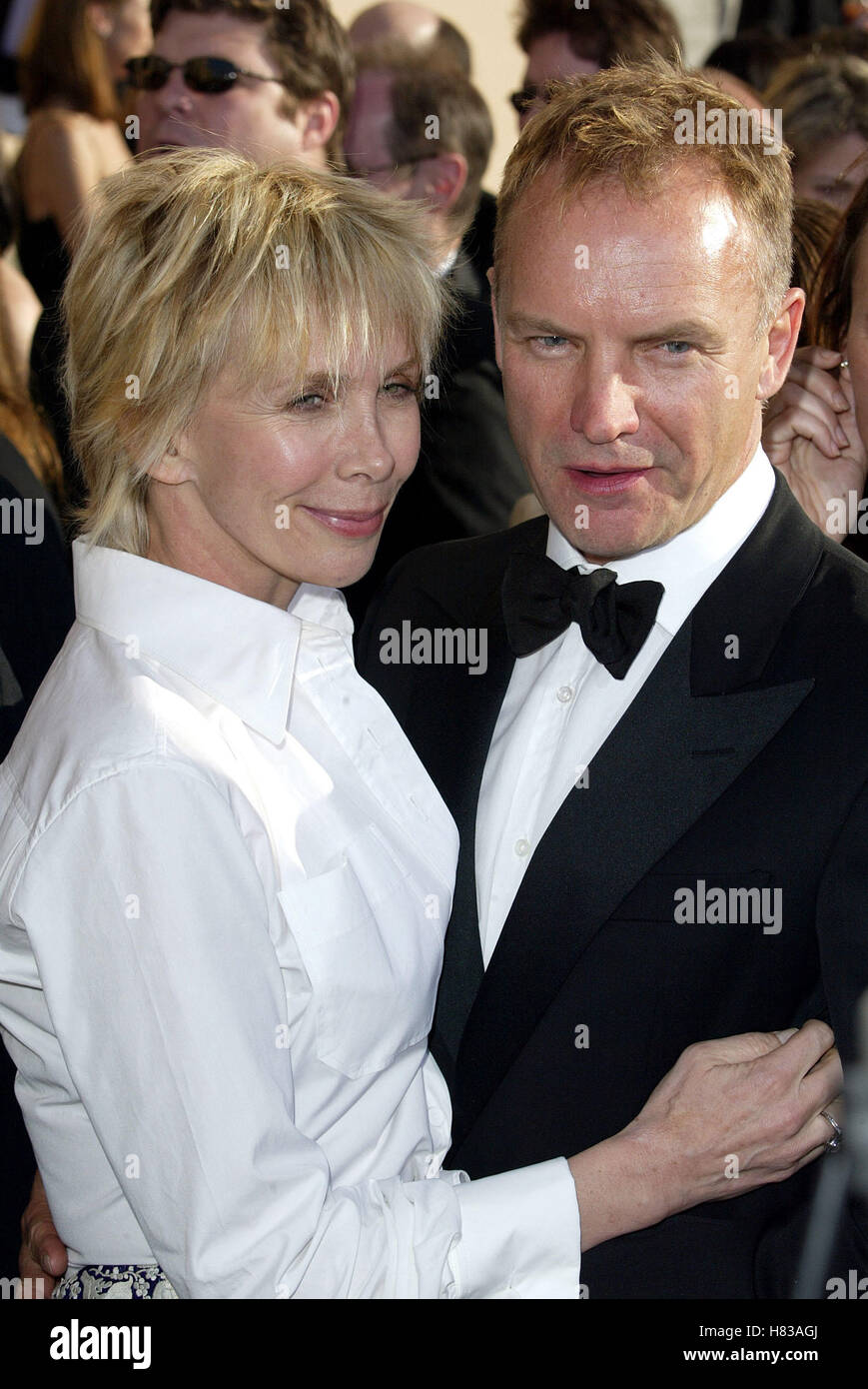 STING & TRUDIE STYLER 8TH Screen Actors Guild AWARDS ARRIVI Shrine Auditorium di Los Angeles USA 10 Marzo 2002 Foto Stock