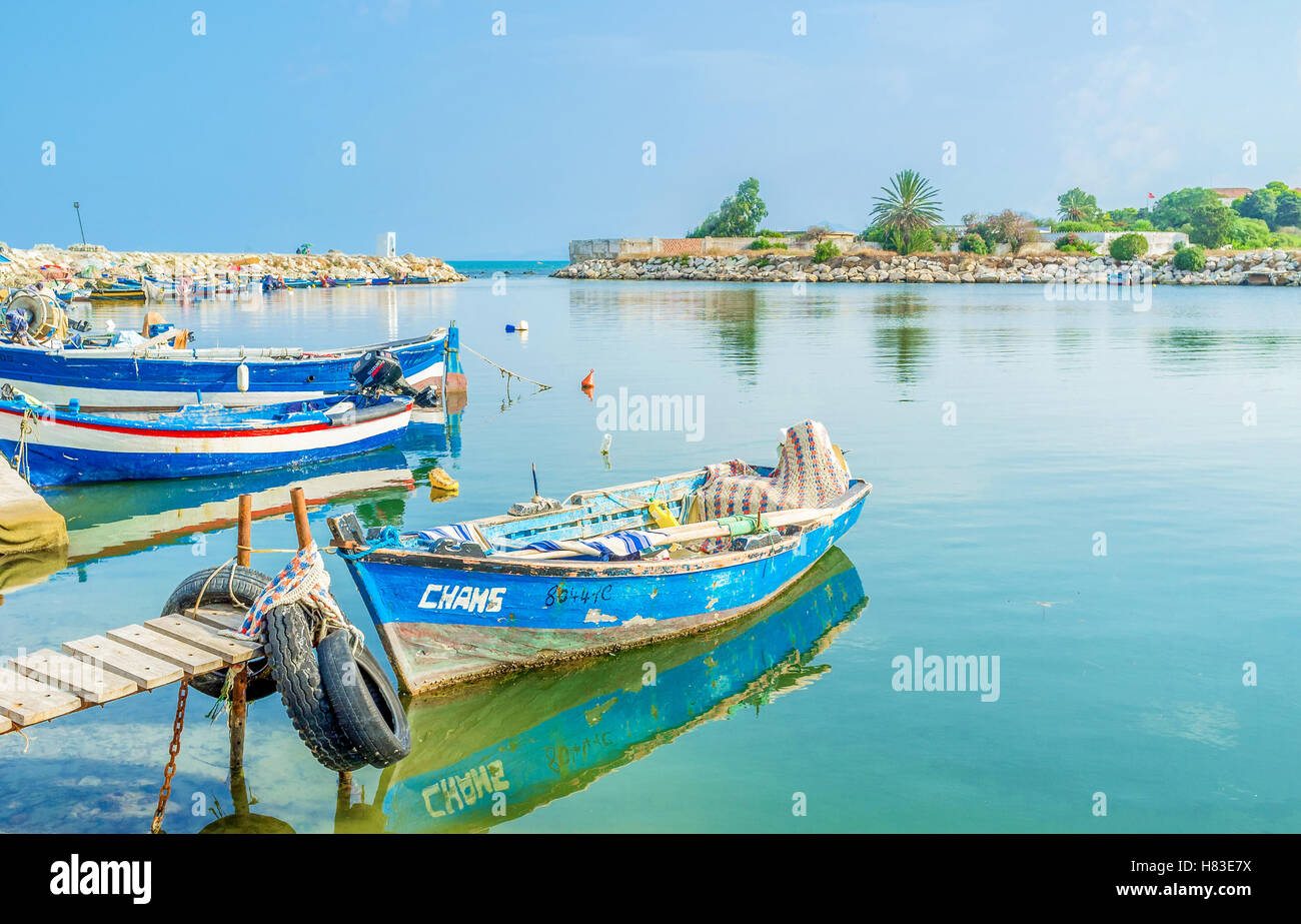 Le vecchie barche di legno ormeggiate nel porto di pesca, Cartagine, Tunisia. Foto Stock