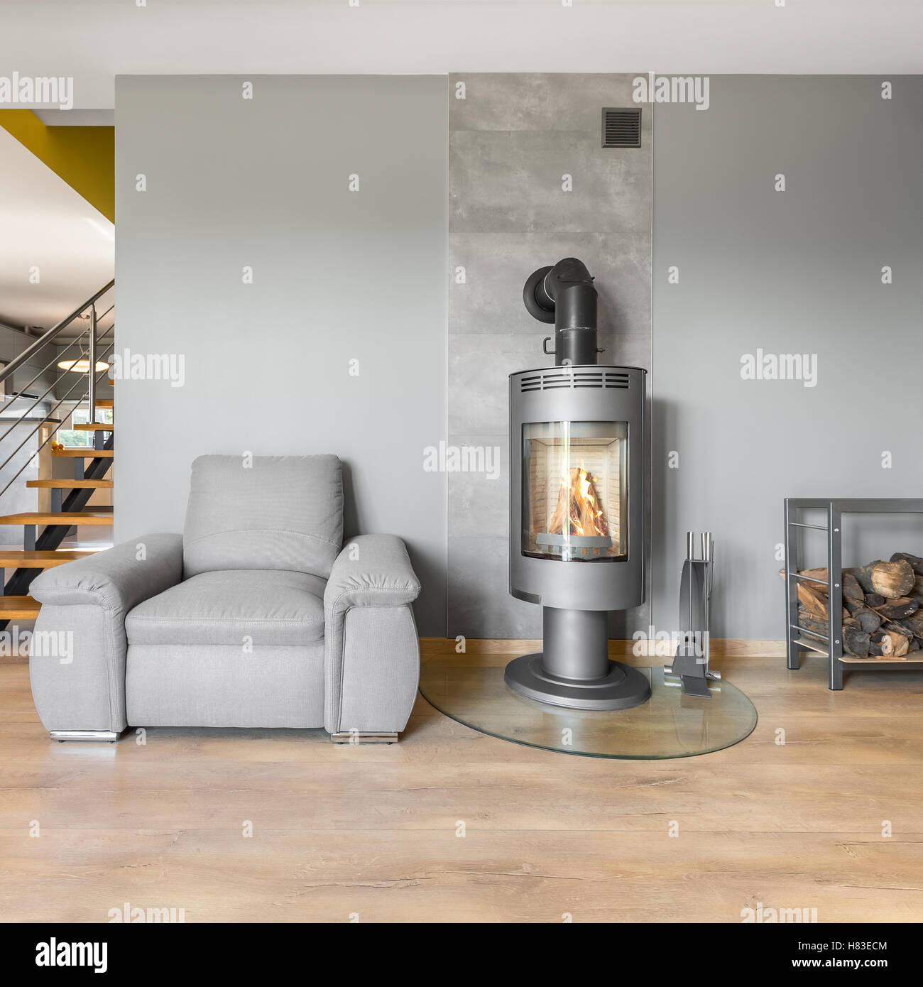 Villa interno con poltrona, camino, legna da ardere e scale Foto stock -  Alamy