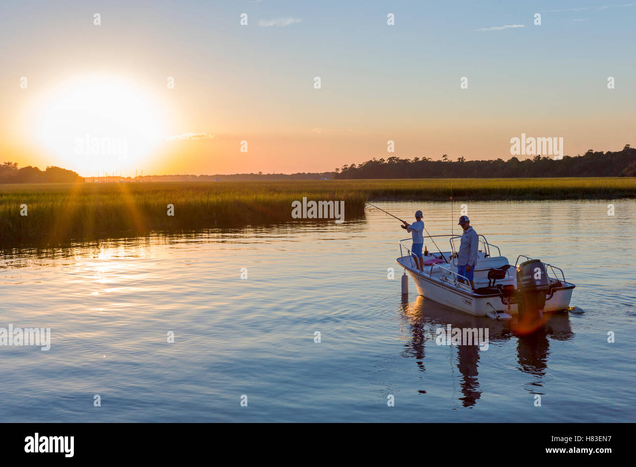 Padre e figlio la pesca al tramonto; navigazione baia vicino a Charleston, Carolina del Sud e Stati Uniti d'America Foto Stock