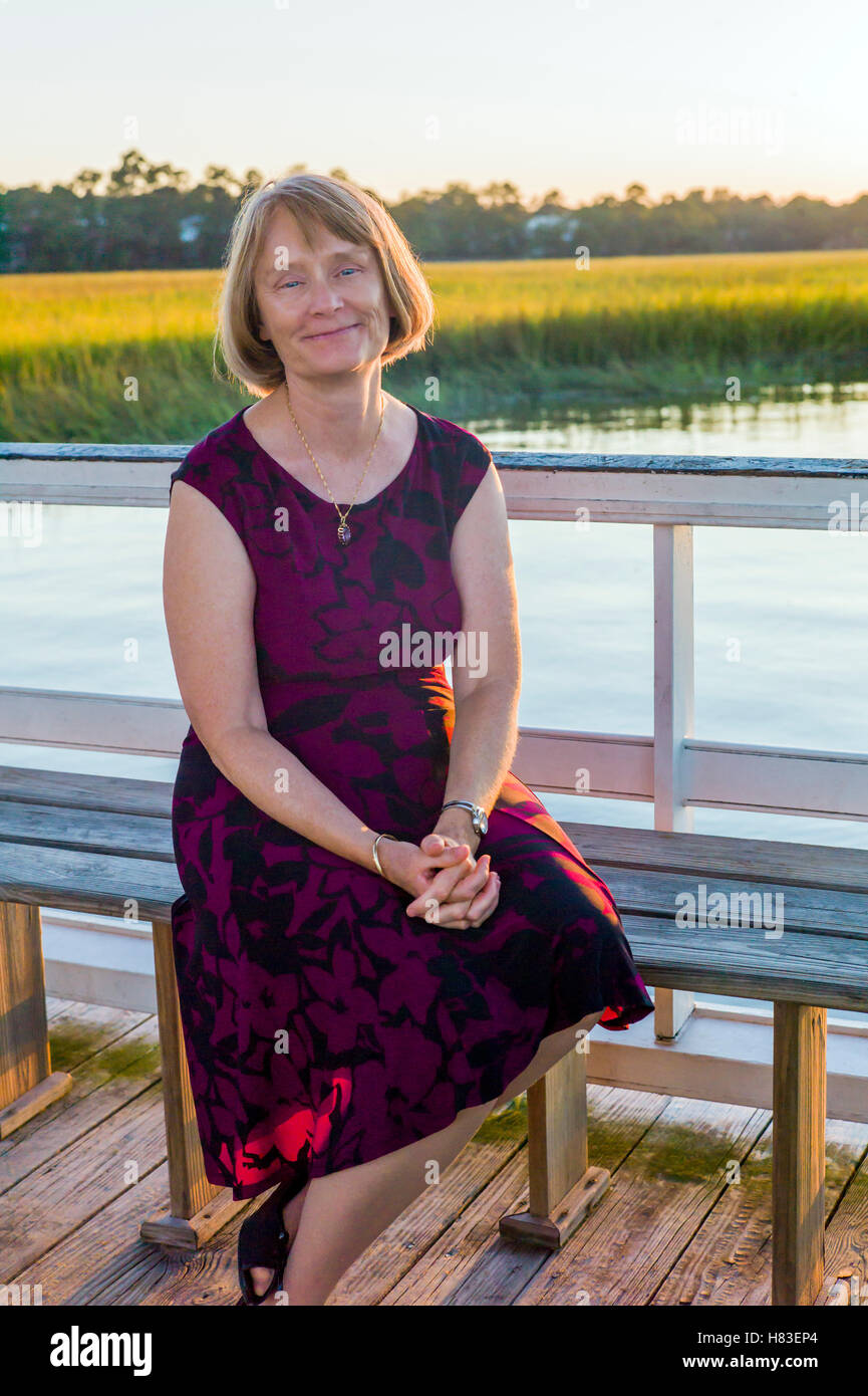 Ritratto di donna di mezza età al tramonto; navigazione baia vicino a Charleston, Carolina del Sud e Stati Uniti d'America Foto Stock