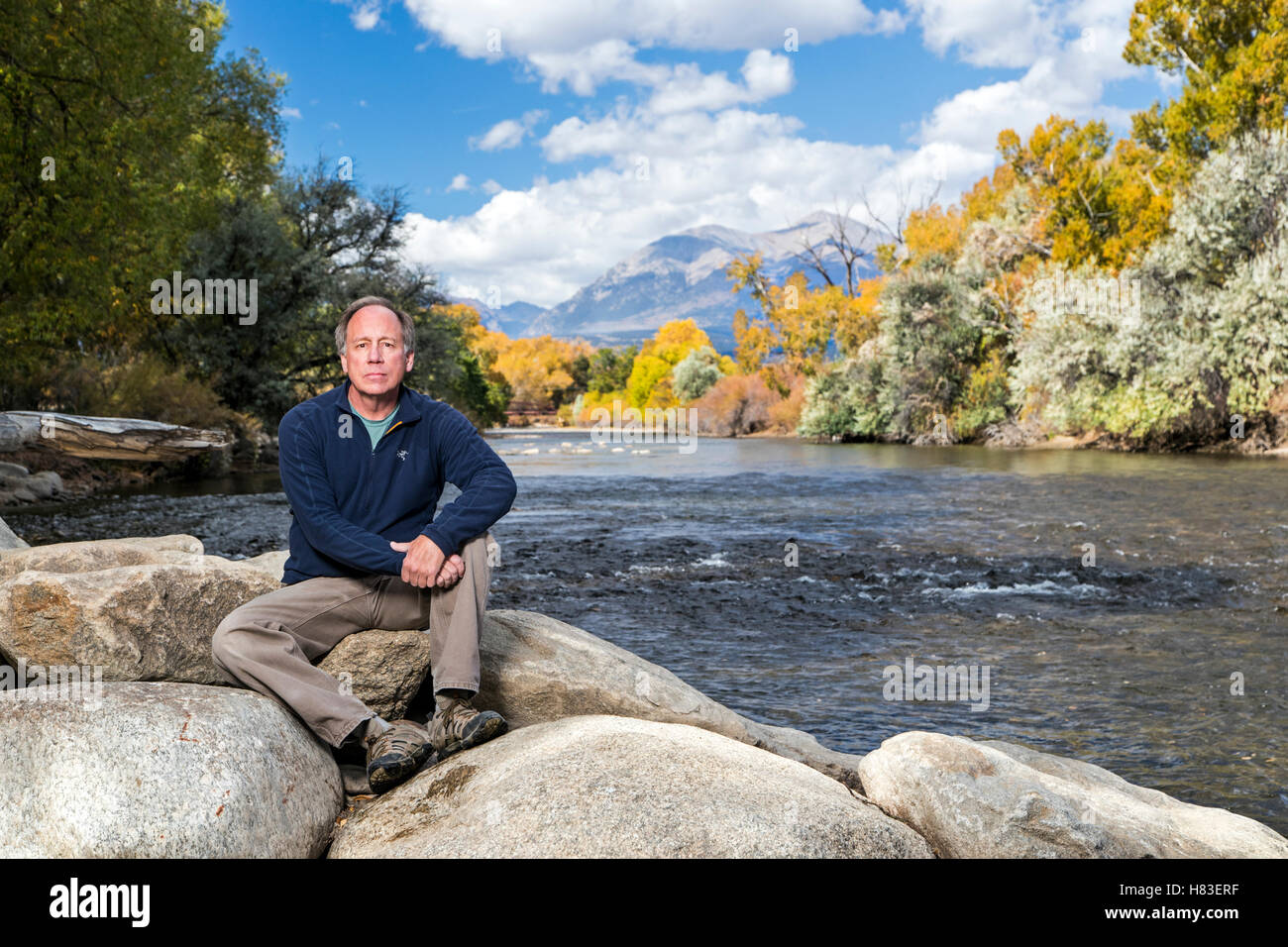 Ritratto ambientale del fotografo H. Mark Weidman lungo il fiume Arkansas, Salida, Colorado, STATI UNITI D'AMERICA Foto Stock