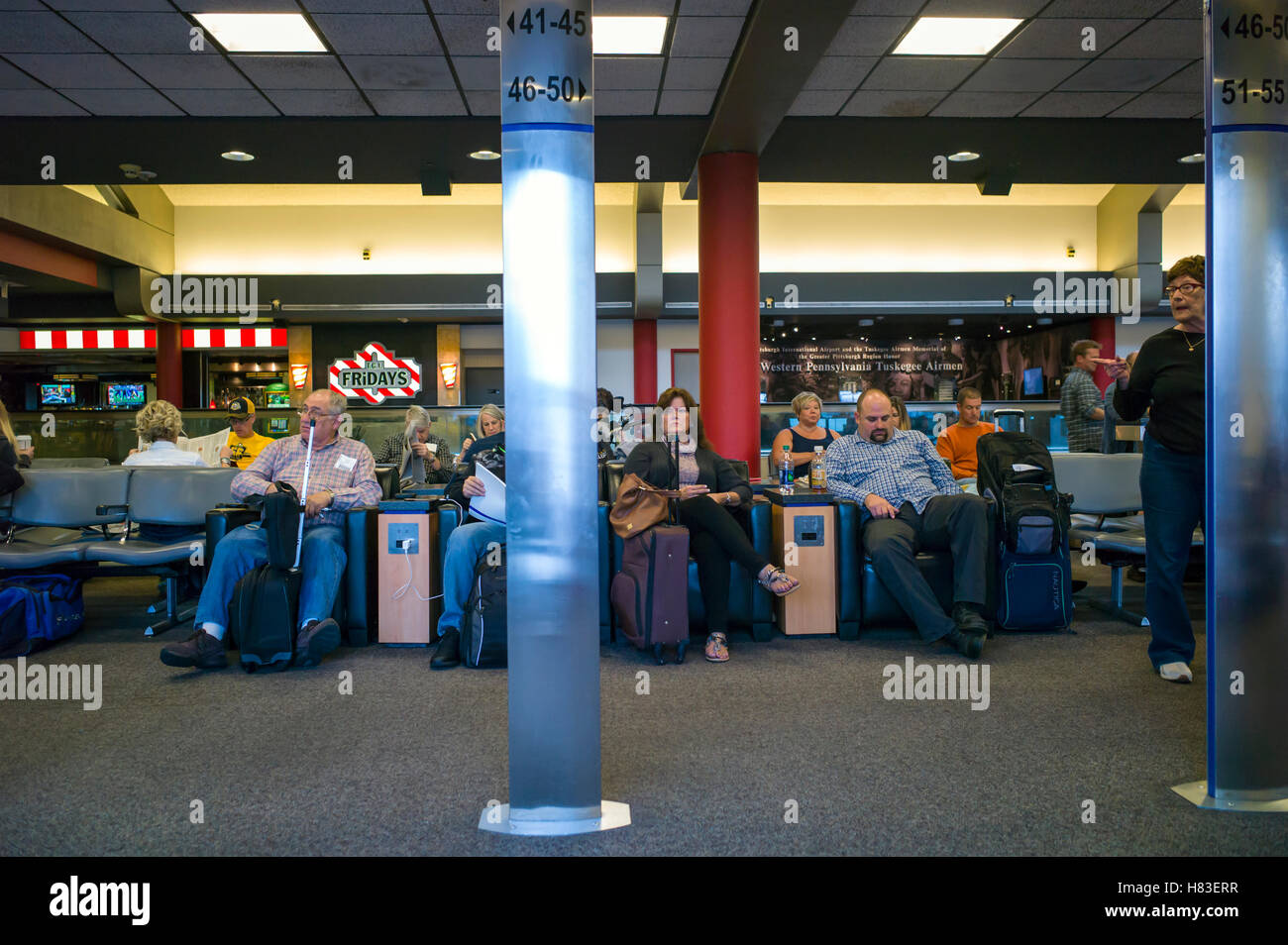 I viaggiatori seduti in attesa al cancello; dall'Aeroporto Internazionale di Pittsburgh; Pittsburgh, Pennsylvania, STATI UNITI D'AMERICA Foto Stock