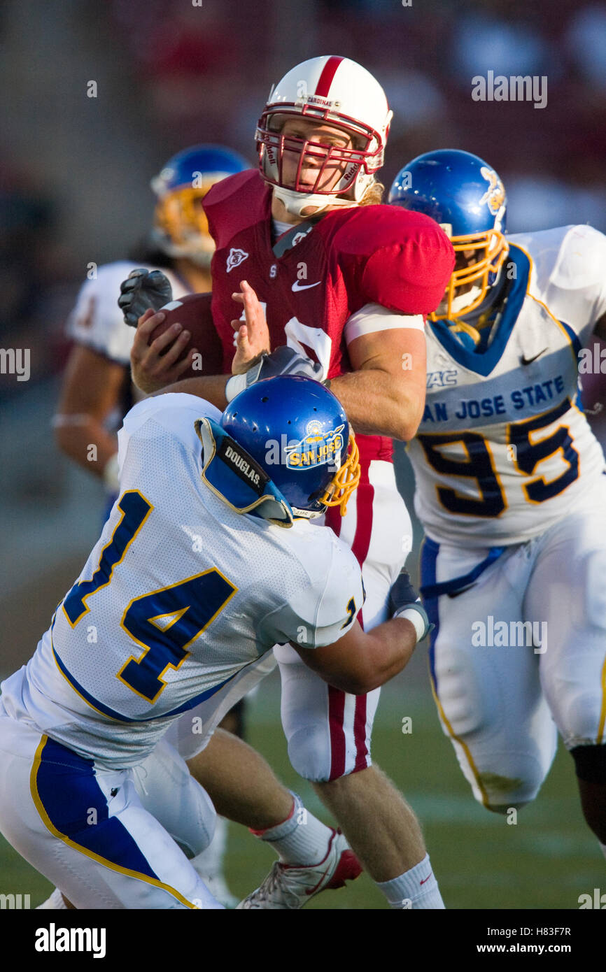 19 settembre 2009; Stanford, CA, Stati Uniti; lo Stanford FB Owen Marecic (48) è placcato dal linebacker dei San Jose State Travis Jones (14) dopo un passaggio ricevuto nel primo quarto della partita allo Stanford Stadium. Foto Stock