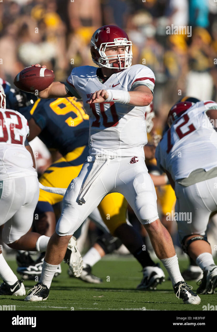 Ottobre 24, 2009; Berkeley, CA, Stati Uniti d'America; Washington state cougars quarterback jeff tuel (10) genera un pass contro la california golden bears durante il quarto trimestre presso il Memorial Stadium. California ha vinto 49-17. Foto Stock