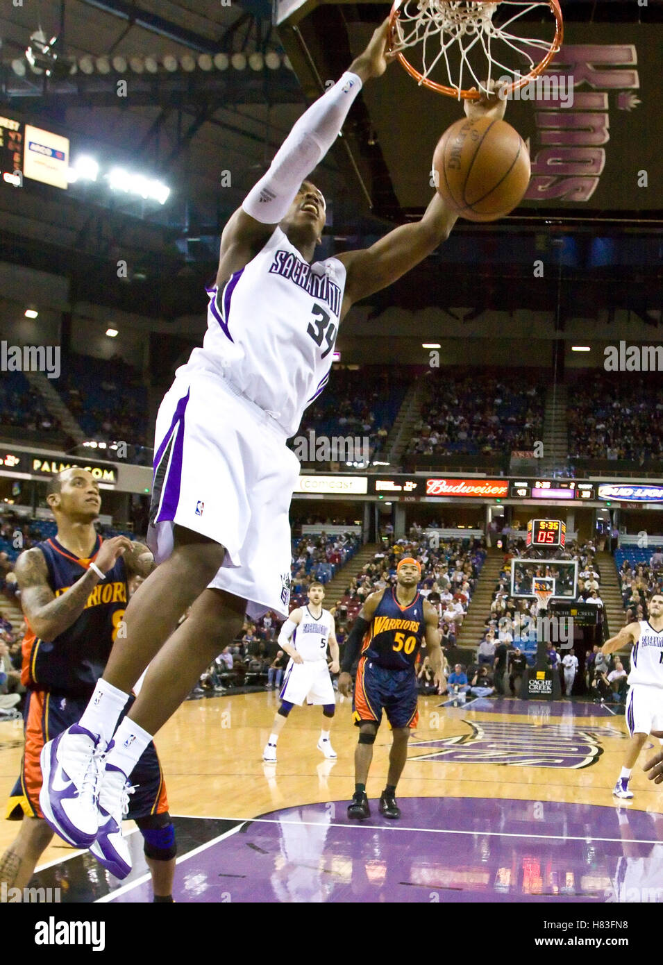 Novembre 8, 2009; Sacramento, CA, Stati Uniti d'America; Sacramento Kings avanti Jason Thompson (34) schiacciate contro la Golden State Warriors durante il secondo trimestre di arco Arena. Il Re ha sconfitto i guerrieri 120-107. Foto Stock