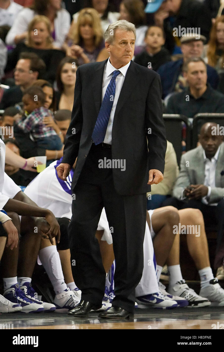 Novembre 8, 2009; Sacramento, CA, Stati Uniti d'America; Sacramento Kings coach Paul Westphal durante il terzo trimestre contro la Golden State Warriors di arco Arena. Il Re ha sconfitto i guerrieri 120-107. Foto Stock