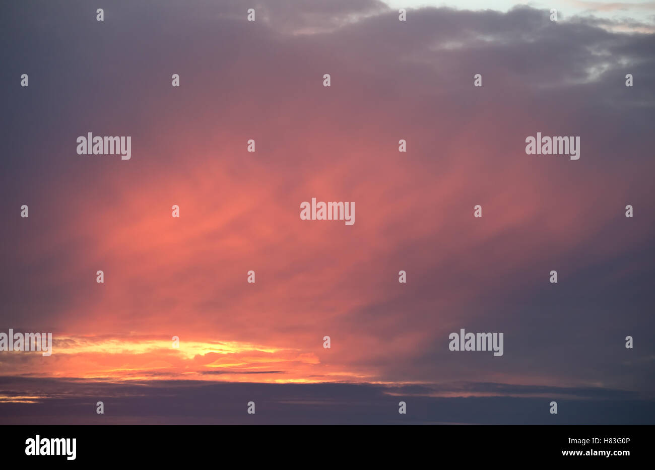 Un colorato Cielo di tramonto all'inizio dell'autunno. Foto Stock