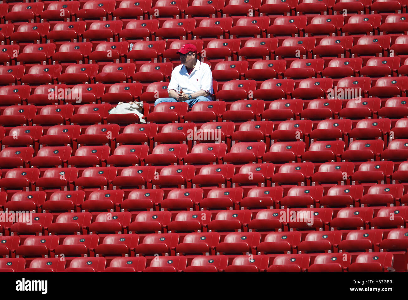 Il 4 settembre 2010; Stanford, CA, Stati Uniti d'America; a Stanford Cardinal fan si siede in gabbie vuote prima di una partita contro il Sacramento membro calabroni presso la Stanford Stadium. Foto Stock