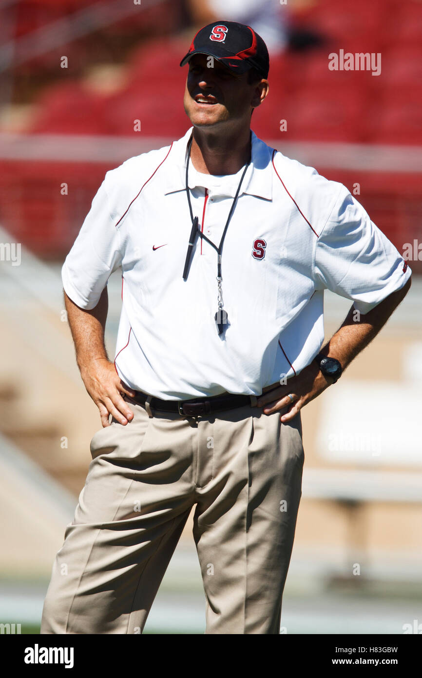Il 4 settembre 2010; Stanford, CA, Stati Uniti d'America; Stanford Cardinale head coach Jim Harbaugh guarda il suo team warm up prima della partita contro il Sacramento membro calabroni presso la Stanford Stadium. Foto Stock