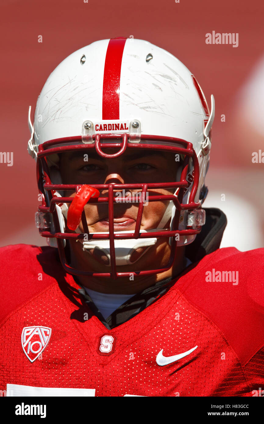Il 4 settembre 2010; Stanford, CA, Stati Uniti d'America; Stanford Cardinale guard David DeCastro (52) si riscalda prima della partita contro il Sacramento membro calabroni presso la Stanford Stadium. Foto Stock
