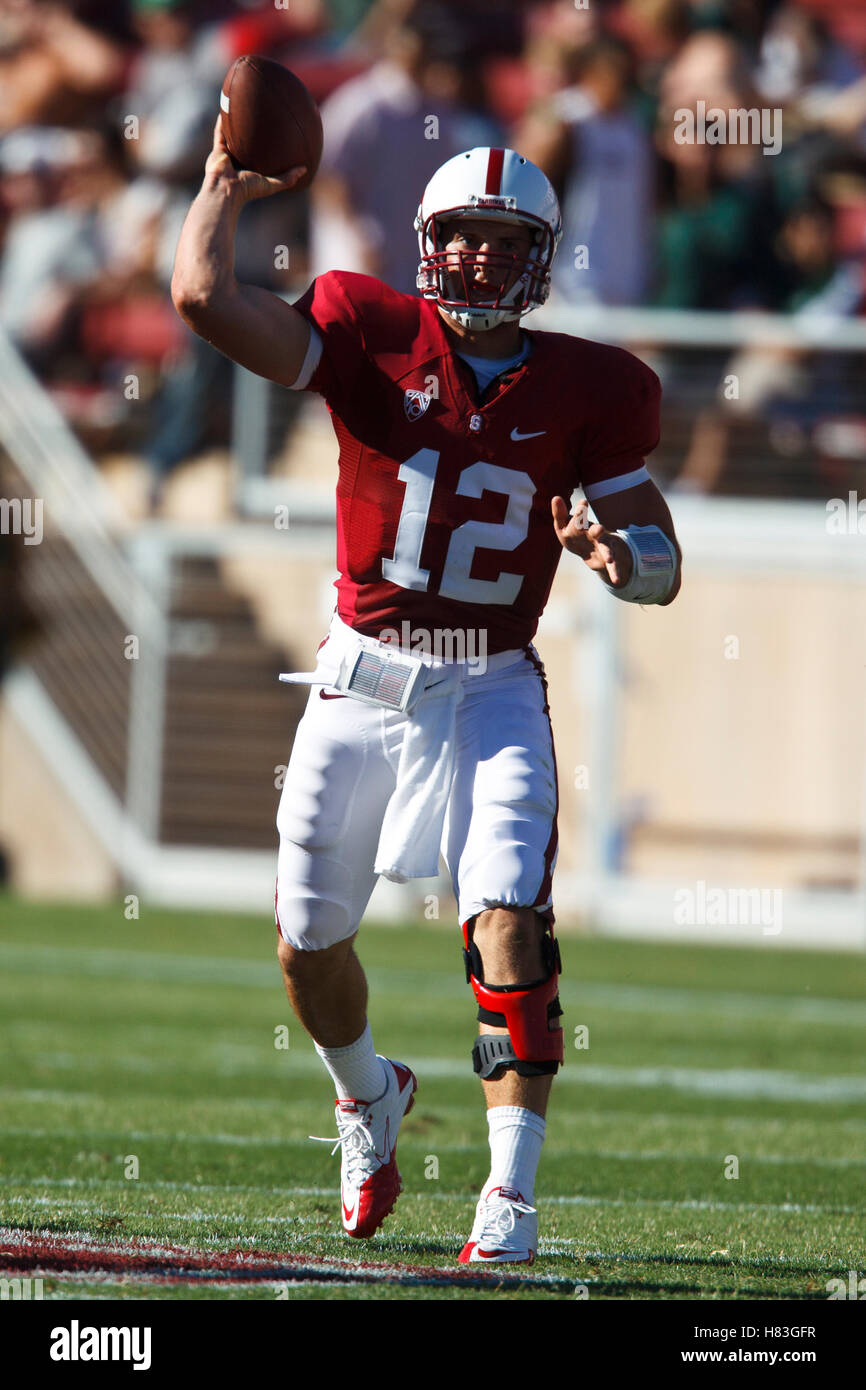 4 settembre 2010; Stanford, CA, Stati Uniti; il quarterback degli Stanford Cardinal Andrew Luck (12) passa contro i Sacramento State Hornets durante il secondo quarto allo Stanford Stadium. Foto Stock