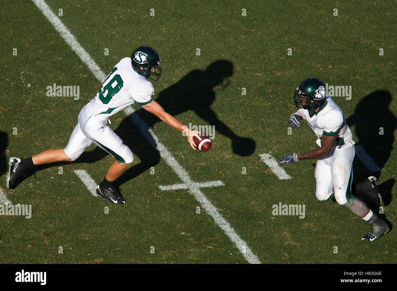 Il 4 settembre 2010; stanford, CA, Stati Uniti d'America; sacramento membro calabroni quarterback tommy edwards (18) mani il pallone al running back pete murdaca (5) durante il terzo trimestre presso la stanford stadium. stanford sconfitto sacramento membro 52-17. Foto Stock