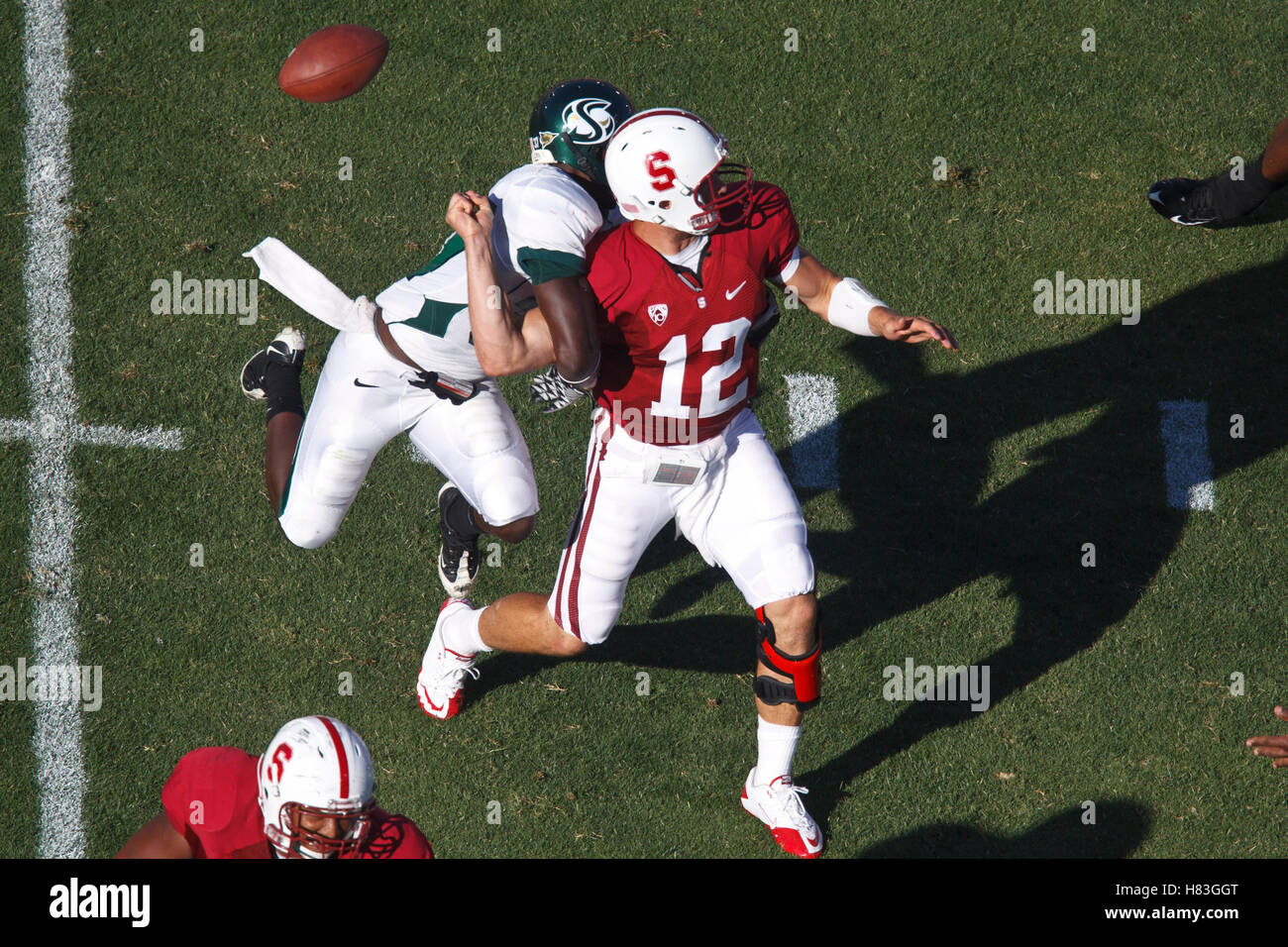 4 settembre 2010; Stanford, CA, Stati Uniti; il cornerback dei Sacramento State Hornets Marquese Smith (back) svincolò il quarterback degli Stanford Cardinal Andrew Luck (12) e forzò un fumble durante il terzo quarto allo Stanford Stadium. Stanford sconfisse il Sacramento State 52 - Foto Stock
