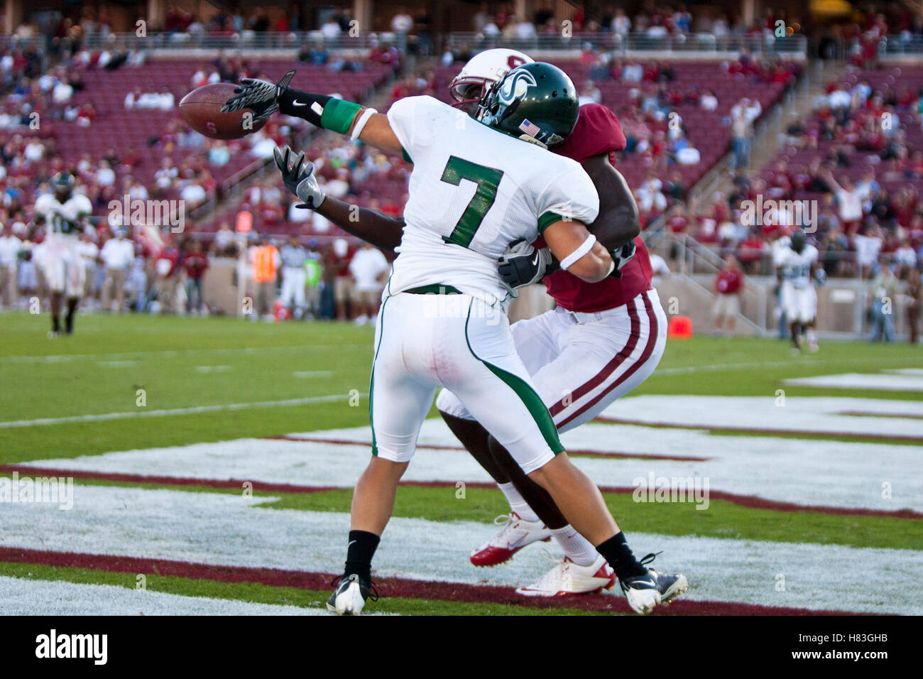 Il 4 settembre 2010; Stanford, CA, Stati Uniti d'America; Sacramento membro calabroni cornerback Kyle Monson (7) interferisce con lo Stanford Cardinale wide receiver Jamal-Rashad Patterson (retro) su un gioco nella zona di estremità durante il quarto trimestre presso la Stanford Stadium. Stanford def Foto Stock