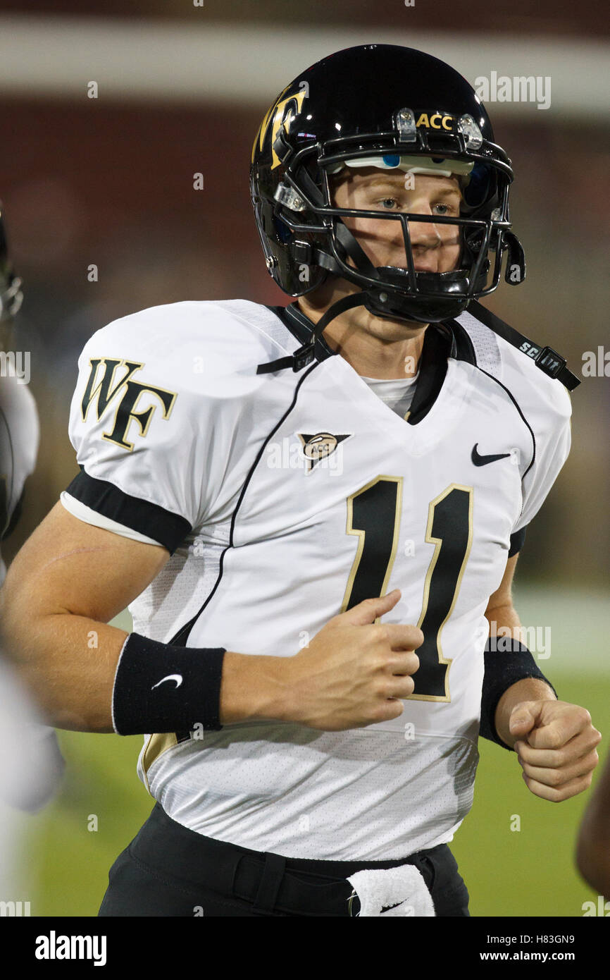 18 settembre 2010; Stanford, CA, Stati Uniti; il quarterback dei Wake Forest Demon Deacons Tanner Price (11) entra in campo prima della partita contro gli Stanford Cardinal allo Stanford Stadium. Stanford sconfisse Wake Forest 68-24. Foto Stock
