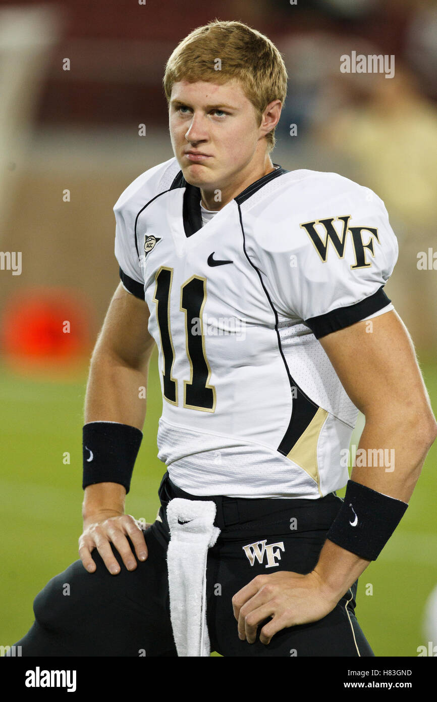 Settembre 18, 2010; stanford, CA, Stati Uniti d'America; Wake Forest demon diaconi quarterback tanner prezzo (11) si riscalda prima della partita contro la stanford cardinale presso la stanford stadium. Foto Stock