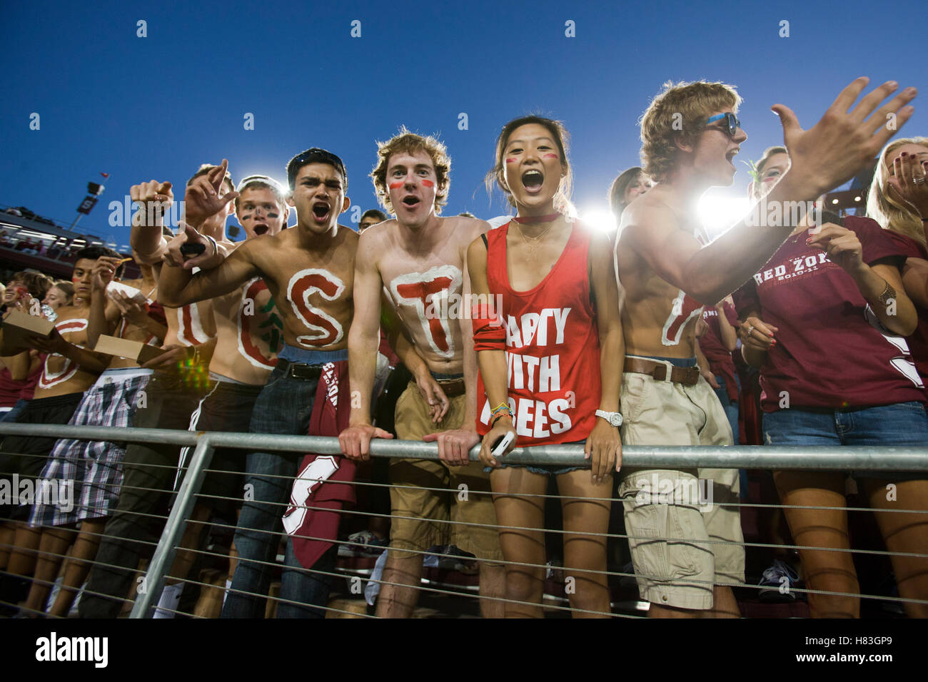 Settembre 18, 2010; Stanford, CA, Stati Uniti d'America; Stanford Cardinale ventole allegria nelle gabbie prima della partita contro la Wake Forest Demon diaconi presso la Stanford Stadium. Foto Stock