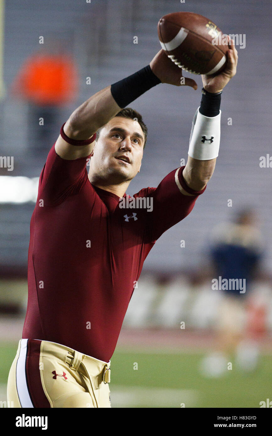 Ottobre 2, 2010; Chestnut Hill, MA, USA; il Boston College Eagles quarterback Dave Shinskie (15) si riscalda prima della partita contro il Notre Dame Fighting Irish al Alumni Stadium. Notre Dame ha sconfitto il Boston College 31-13. Foto Stock