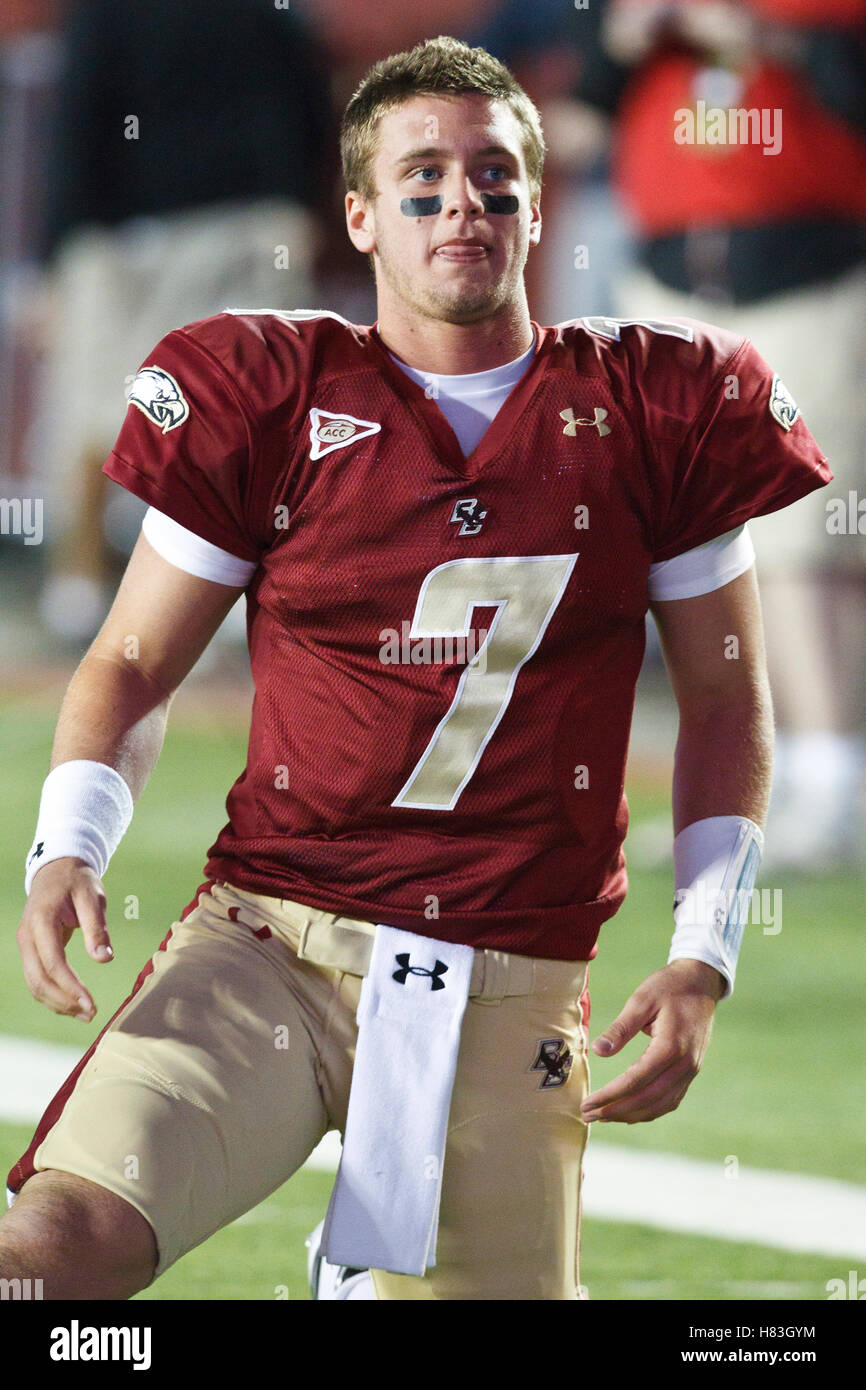 Ottobre 2, 2010; Chestnut Hill, MA, USA; il Boston College Eagles quarterback Chase Rettig (7) si riscalda prima della partita contro il Notre Dame Fighting Irish al Alumni Stadium. Foto Stock