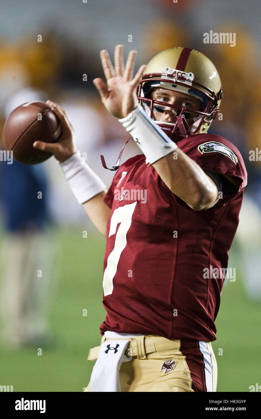 Ottobre 2, 2010; Chestnut Hill, MA, USA; il Boston College Eagles quarterback Chase Rettig (7) si riscalda prima della partita contro il Notre Dame Fighting Irish al Alumni Stadium. Foto Stock