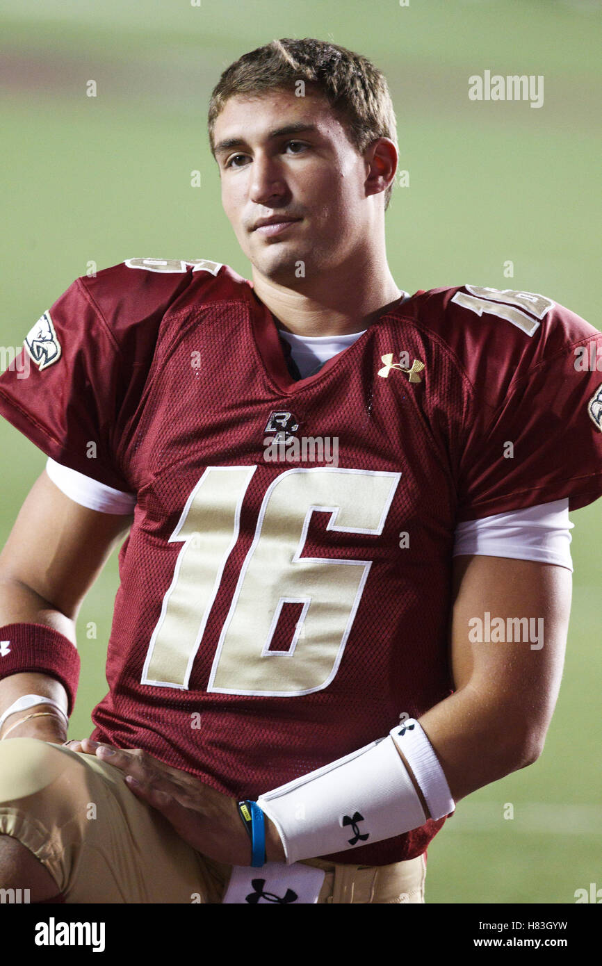Ottobre 2, 2010; Chestnut Hill, MA, USA; il Boston College Eagles quarterback Mike Marscovetra (16) si riscalda prima della partita contro il Notre Dame Fighting Irish al Alumni Stadium. Notre Dame ha sconfitto il Boston College 31-13. Foto Stock